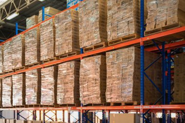 Büyük bir depo perakende mağazası sanayisi. Mobilya yığını ve ev aksesuarları deposu. Ekommerce ve lojistik konsept kargo. Depo