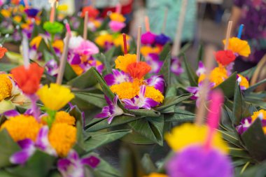 Tayland 'daki Loy Krathong, yerel pazar festivalinde suyun üzerinde yüzüyor. Kutlama ve Kültür. İnsanlar geceleri tatil yapar. Tayland etkinliği. Muz yaprağından yapılmış..