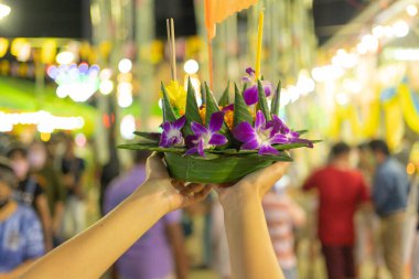 Tayland 'daki Loy Krathong, yerel pazar festivalinde suyun üzerinde yüzüyor. Kutlama ve Kültür. İnsanlar geceleri tatil yapar. Tayland etkinliği. Muz yaprağından yapılmış..