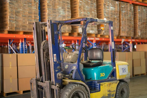 Empilhadeira Com Veículo Carro Paletes Trabalhando Grande Indústria Loja Varejo — Fotografia de Stock