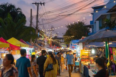 Gece Pazarı insanları Bangkok, Tayland 'daki Ratchada treninde sokak panayırında yürüyorlar. Rerail dükkanları