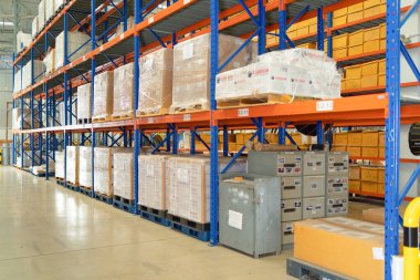 Büyük bir depo perakende mağazası sanayisi. Mobilya yığını ve ev aksesuarları deposu. Ekommerce ve lojistik konsept kargo. Depo