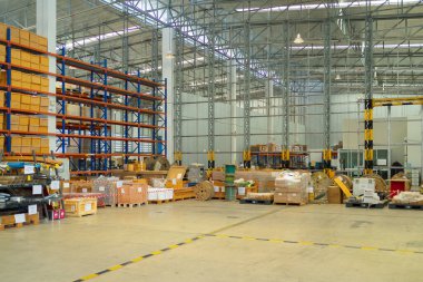 Büyük bir depo perakende mağazası sanayisi. Mobilya yığını ve ev aksesuarları deposu. Ekommerce ve lojistik konsept kargo. Depo