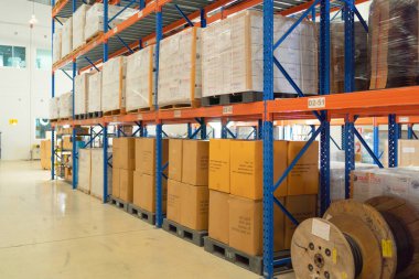 Büyük bir depo perakende mağazası sanayisi. Mobilya yığını ve ev aksesuarları deposu. Ekommerce ve lojistik konsept kargo. Depo