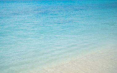 Phi Phi, Maya sahilinde mavi turkuaz deniz suyu, yaz mevsiminde tatil gezisi sırasında Phuket adası. Andaman Okyanusu, Tayland. Mavi bulutlu turistik bir yer..