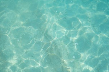 Phi Phi, Maya sahilinde mavi turkuaz deniz suyu, yaz mevsiminde tatil gezisi sırasında Phuket adası. Andaman Okyanusu, Tayland. Mavi bulutlu turistik bir yer..