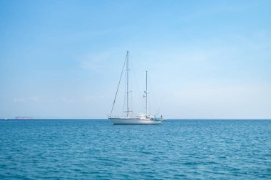 Phi Phi, Maya sahilinde mavi turkuaz deniz suyu, yaz mevsiminde tatil gezisi sırasında Phuket adası. Andaman Okyanusu, Tayland. Mavi bulutlu turistik bir yer..