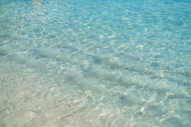 Phi Phi, Maya sahilinde mavi turkuaz deniz suyu, yaz mevsiminde tatil gezisi sırasında Phuket adası. Andaman Okyanusu, Tayland. Mavi bulutlu turistik bir yer..