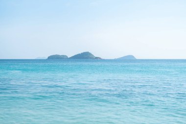 Phi Phi, Maya sahilinde mavi turkuaz deniz suyu, yaz mevsiminde tatil gezisi sırasında Phuket adası. Andaman Okyanusu, Tayland. Mavi bulutlu turistik bir yer..