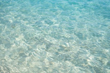 Phi Phi, Maya sahilinde mavi turkuaz deniz suyu, yaz mevsiminde tatil gezisi sırasında Phuket adası. Andaman Okyanusu, Tayland. Mavi bulutlu turistik bir yer..