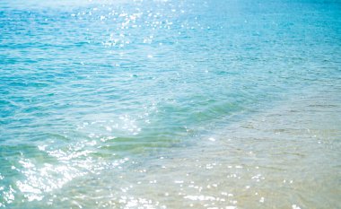 Phi Phi, Maya sahilinde mavi turkuaz deniz suyu, yaz mevsiminde tatil gezisi sırasında Phuket adası. Andaman Okyanusu, Tayland. Mavi bulutlu turistik bir yer..