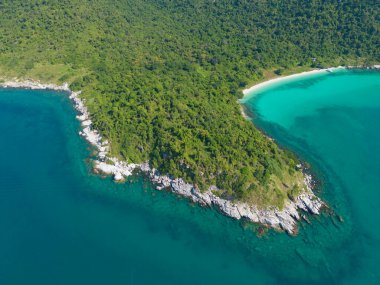Açık mavi turkuaz deniz suyu olan teknelerin havadan görünüşü, Tayland 'da yaz mevsiminde Phuket Adası' ndaki Andaman denizi. Okyanus materyali desenli duvar kağıdı arka planında su.
