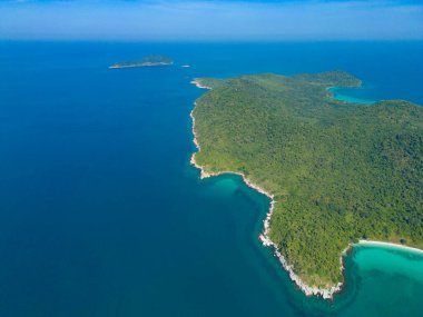 Açık mavi turkuaz deniz suyu olan teknelerin havadan görünüşü, Tayland 'da yaz mevsiminde Phuket Adası' ndaki Andaman denizi. Okyanus materyali desenli duvar kağıdı arka planında su.