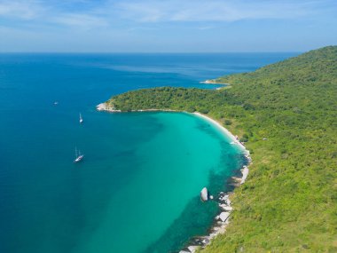 Açık mavi turkuaz deniz suyu olan teknelerin havadan görünüşü, Tayland 'da yaz mevsiminde Phuket Adası' ndaki Andaman denizi. Okyanus materyali desenli duvar kağıdı arka planında su.
