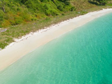 Açık mavi turkuaz deniz suyu olan teknelerin havadan görünüşü, Tayland 'da yaz mevsiminde Phuket Adası' ndaki Andaman denizi. Okyanus materyali desenli duvar kağıdı arka planında su.