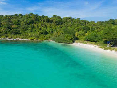 Açık mavi turkuaz deniz suyu olan teknelerin havadan görünüşü, Tayland 'da yaz mevsiminde Phuket Adası' ndaki Andaman denizi. Okyanus materyali desenli duvar kağıdı arka planında su.