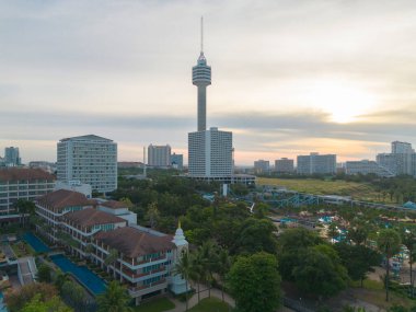 Pattaya Denizi 'nin havadan görünüşü, yaz mevsiminde Tayland plajı, seyahat için mavi gökyüzü olan şehir. Chon buri silueti.