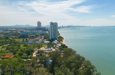 Pattaya Denizi 'nin havadan görünüşü, yaz mevsiminde Tayland plajı, seyahat için mavi gökyüzü olan şehir. Chon buri silueti.