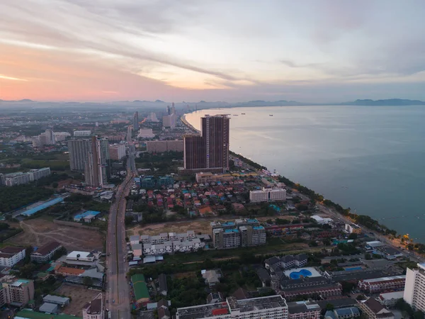 空中俯瞰帕塔亚海 夏季在泰国海滩 城市蓝天为旅游背景 成布里天际线 — 图库照片