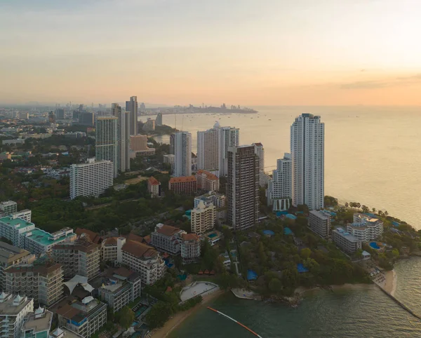 Pattaya Denizi 'nin havadan görünüşü, yaz mevsiminde Tayland plajı, seyahat için mavi gökyüzü olan şehir. Chon buri silueti.