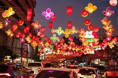 Çin Yeni Yıl Festivali kültürü üzerine Çin Mahallesi 'nin tapınağındaki açık hava lambalarında asılı kırmızı Çin fenerleri ve Asya' da gece karanlığında mavi gökyüzü..