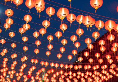 Çin Yeni Yıl Festivali kültürü üzerine Çin Mahallesi 'nin tapınağındaki açık hava lambalarında asılı kırmızı Çin fenerleri ve Asya' da gece karanlığında mavi gökyüzü..