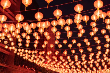 Çin Yeni Yıl Festivali kültürü üzerine Çin Mahallesi 'nin tapınağındaki açık hava lambalarında asılı kırmızı Çin fenerleri ve Asya' da gece karanlığında mavi gökyüzü..