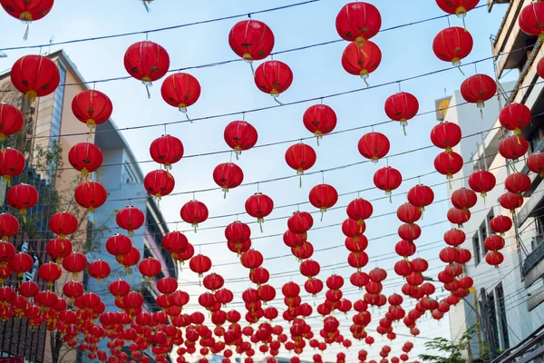 中国の寺院でワイヤー屋外ランプにかかっている赤い中国の提灯アジアの夜の背景に青空と中国の旧正月の祭り文化に町の装飾 — ストック写真