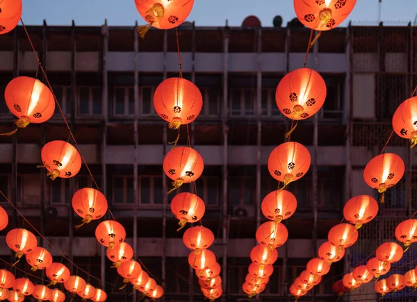 中国の寺院でワイヤー屋外ランプにかかっている赤い中国の提灯アジアの夜の背景に青空と中国の旧正月の祭り文化に町の装飾 — ストック写真