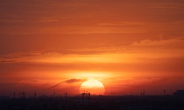 Gün batımı gökyüzü. Soyut doğa geçmişi. Alacakaranlık vakti turuncu renkli bulutlarla dramatik mavi.