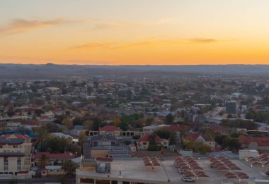 Şehir merkezindeki Windhoek 'taki binaların hava görüntüsü. Namibya, Güney Afrika.