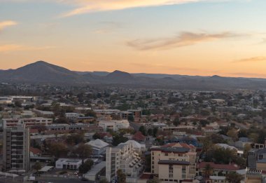 Şehir merkezindeki Windhoek 'taki binaların hava görüntüsü. Namibya, Güney Afrika.