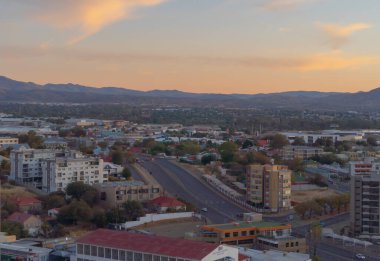 Şehir merkezindeki Windhoek 'taki binaların hava görüntüsü. Namibya, Güney Afrika.