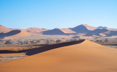 Namib Çölü Safarisi Namibya, Güney Afrika 'da kum tepecikli. Gün batımında doğal manzara. Ünlü turist eğlencesi. Büyük Kanyon 'da kum