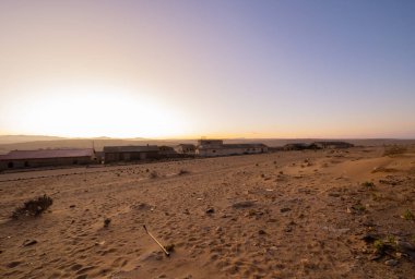 Kolmanskop 'un dışı, terk edilmiş evler. Güney Afrika, Namibya 'daki ünlü turist merkezi. Ana odada boş kum tepeciği. Hayalet kasaba..
