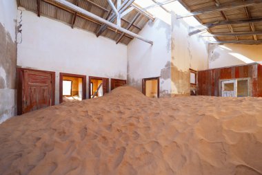 Kolmanskop, terk edilmiş evler. Güney Afrika, Namibya 'daki ünlü turist merkezi. Ana odada boş kum tepeciği. Hayalet kasaba..
