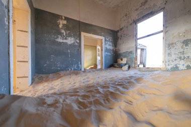 Kolmanskop, terk edilmiş evler. Güney Afrika, Namibya 'daki ünlü turist merkezi. Ana odada boş kum tepeciği. Hayalet kasaba..