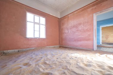 Kolmanskop, terk edilmiş evler. Güney Afrika, Namibya 'daki ünlü turist merkezi. Ana odada boş kum tepeciği. Hayalet kasaba..