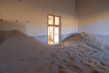 Kolmanskop, terk edilmiş evler. Güney Afrika, Namibya 'daki ünlü turist merkezi. Ana odada boş kum tepeciği. Hayalet kasaba..