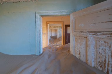 Kolmanskop, terk edilmiş evler. Güney Afrika, Namibya 'daki ünlü turist merkezi. Ana odada boş kum tepeciği. Hayalet kasaba..