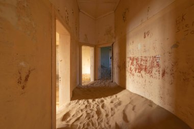 Kolmanskop, terk edilmiş evler. Güney Afrika, Namibya 'daki ünlü turist merkezi. Ana odada boş kum tepeciği. Hayalet kasaba..