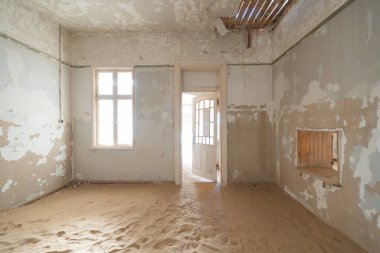 Kolmanskop, terk edilmiş evler. Güney Afrika, Namibya 'daki ünlü turist merkezi. Ana odada boş kum tepeciği. Hayalet kasaba..
