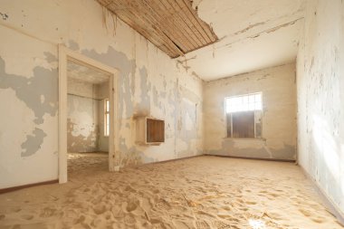 Kolmanskop, terk edilmiş evler. Güney Afrika, Namibya 'daki ünlü turist merkezi. Ana odada boş kum tepeciği. Hayalet kasaba..