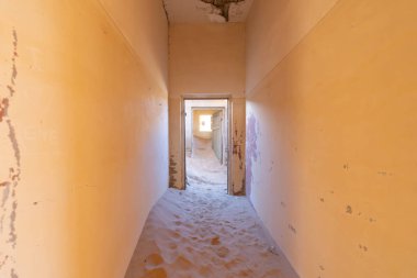 Kolmanskop, terk edilmiş evler. Güney Afrika, Namibya 'daki ünlü turist merkezi. Ana odada boş kum tepeciği. Hayalet kasaba..