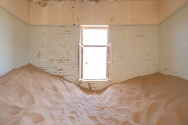 Kolmanskop, terk edilmiş evler. Güney Afrika, Namibya 'daki ünlü turist merkezi. Ana odada boş kum tepeciği. Hayalet kasaba..