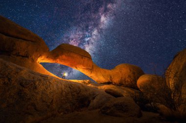 Samanyolu ve kırmızı çöl Safarisi yıldızları Namibya 'da kumullu gece, Güney Afrika. Gün batımında doğal manzara. Ünlü turist eğlencesi. Kum deseni. Büyük Kanyon