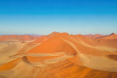 Namib Çölü Safari 'nin Namibya, Güney Afrika' daki kum tepecikli havadan görünüşü. Gün batımında doğal manzara. Ünlü turist eğlencesi. Büyük Kanyon 'da kum