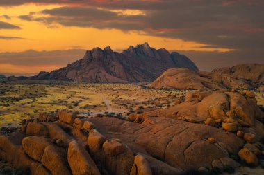 Güney Afrika, Namibya 'da kum tepecikli kırmızı çöl Safari manzarası. Gün batımında doğal manzara. Ünlü turist eğlencesi. Kum deseni. Büyük Kanyon