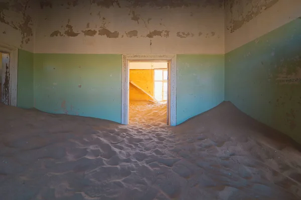 コルマンスコップ放棄された家 南アフリカのナミビアの有名な観光地です 自宅の部屋で空の砂の砂丘 ゴーストタウン — ストック写真