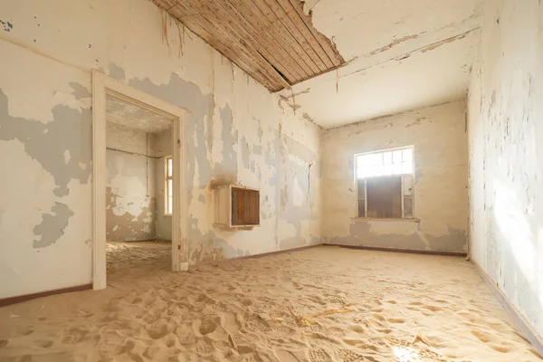 Kolmanskop 被遗弃的房子 在纳米比亚 南非著名的旅游胜地 房间里的沙丘是空的 — 图库照片
